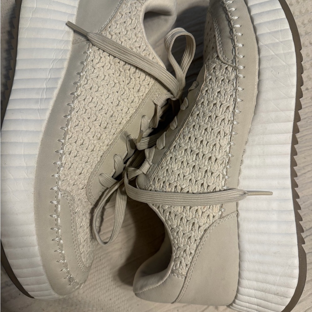 DV by Dolce Vita Textured Cream Sneakers - Picture 2 of 2